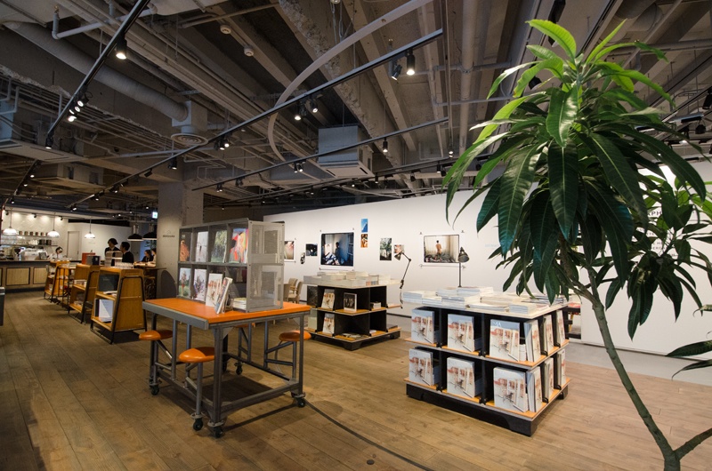 いくつもの本棚が置かれていますが、空間を広くとっているため開放感があります。奥のつきあたりがカフェです。