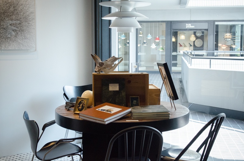 エントランスを入った脇のコーナー。ダイニングルームのようなイメージです。