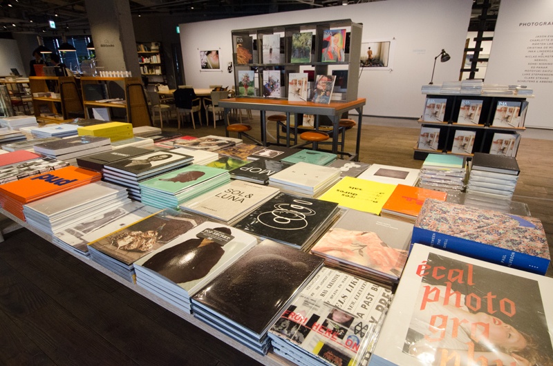 写真集など国内外の写真関連書籍を販売しています。サンプルは開いて見ることができます。