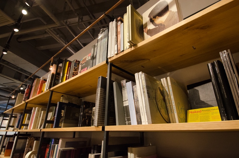 ゆとりをもって収められた写真集は取り出しやすく、本棚も圧迫感を感じさせません。