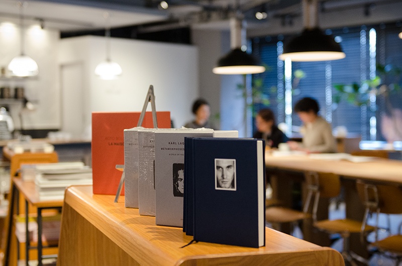 面出しにして並べた写真集。写真を「飾る」一つのアイディアです。奥に見えるのはカフェのテーブルです。