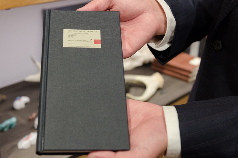 オリジナルのノート。「本物」の証としてアート作品などに添付されるCOAラベルを表紙にあしらっています。