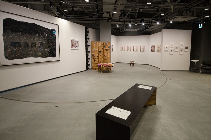 ギャラリー内。床面積がとても広いです。回転可動壁のレーンが床に弧を描いています。