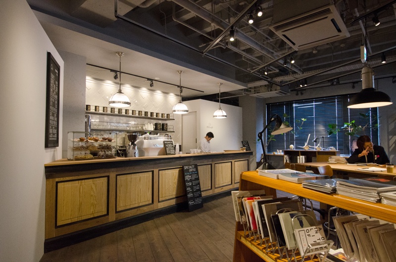 コーヒー党にはたまらない芳しい香りがたちこめるカフェ。一杯ずつ丁寧に淹れています。