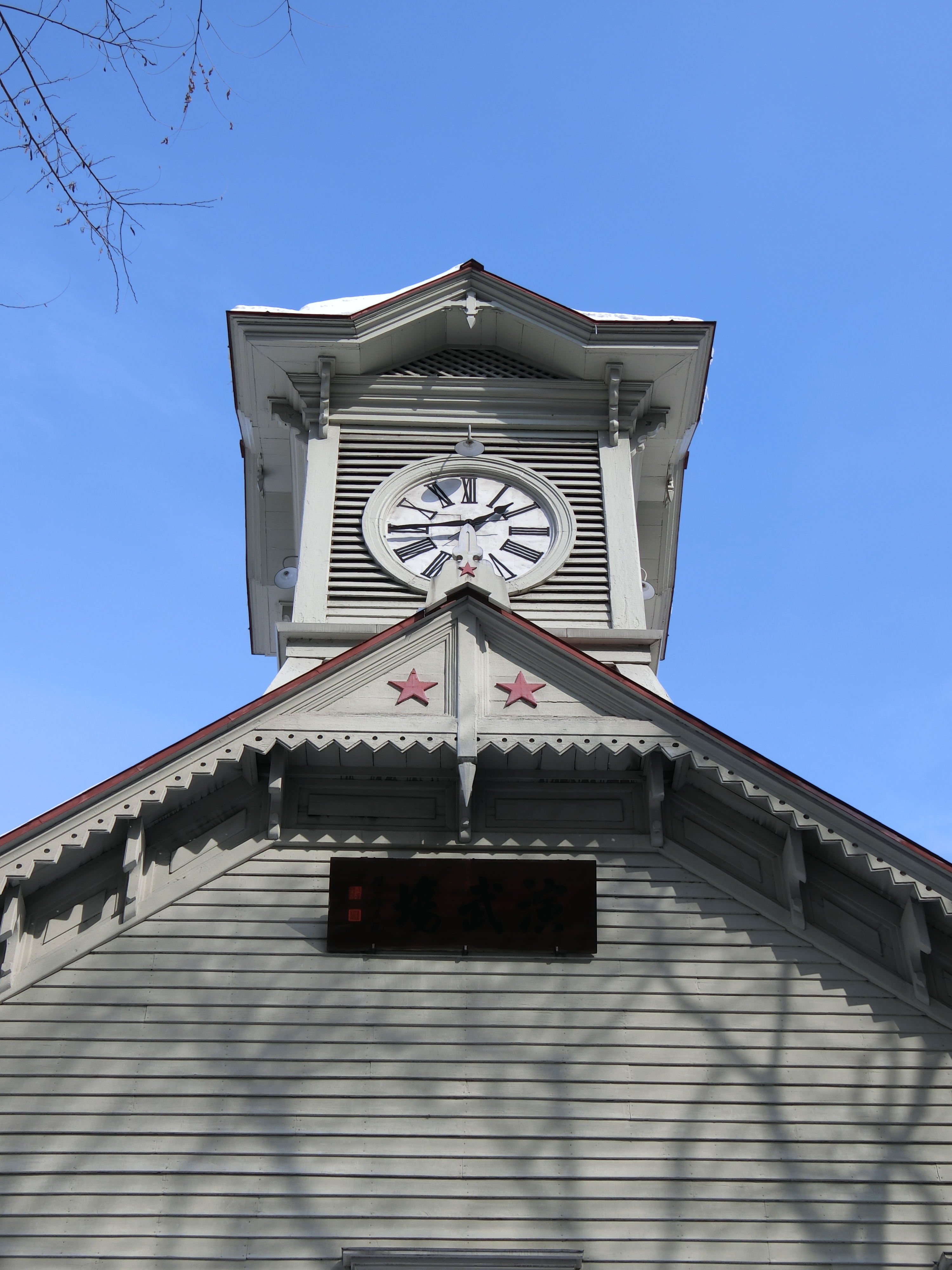 時計台を撮っていると、3回に1回は「すいません。シャッター押してくださぁい」と頼まれるのである。仕事中なんですけどね。ISO80 / F4 / 1/800秒 / 10.8mm（50mm相当）