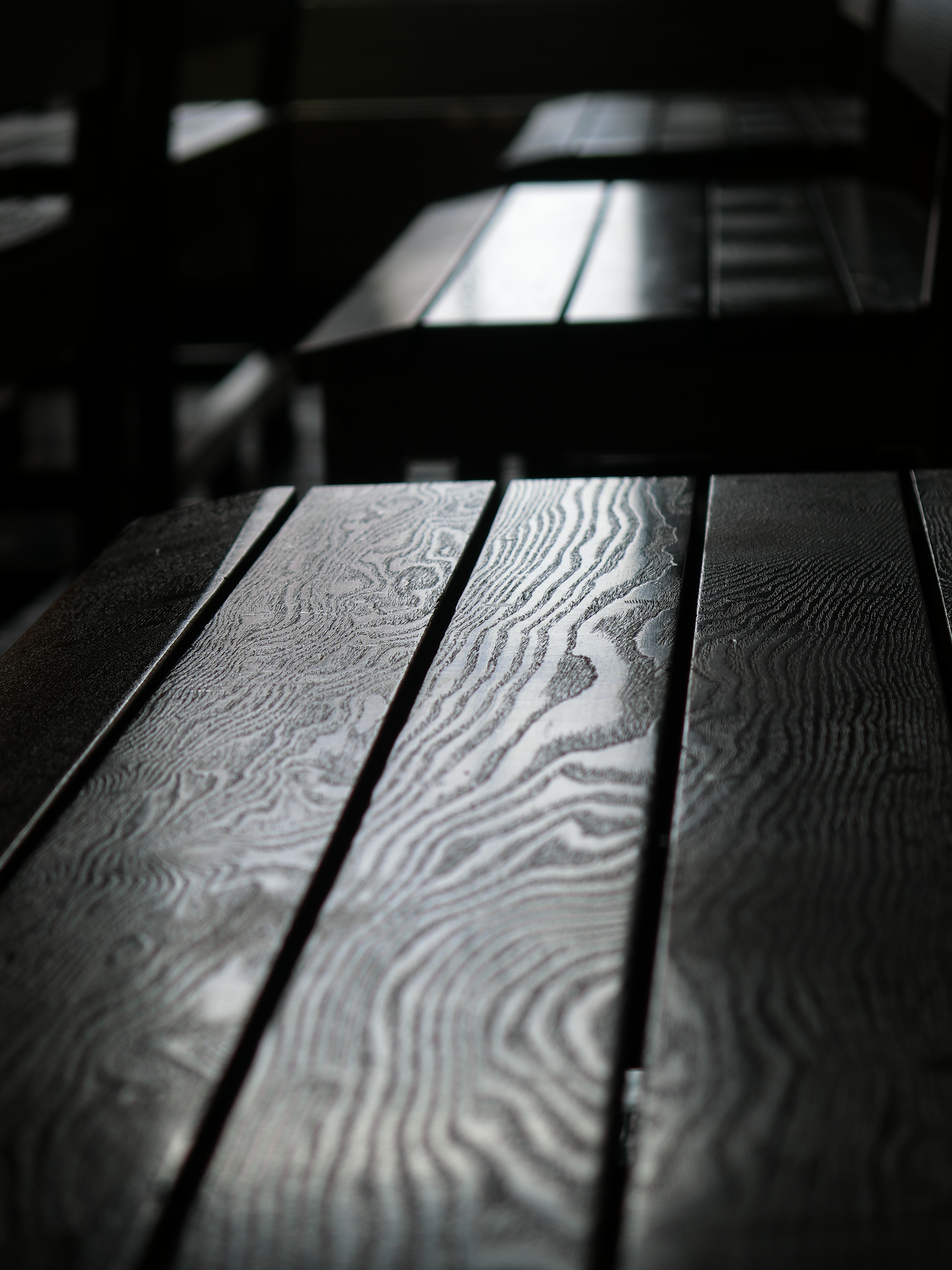 時計台の中。窓から入る光のおかげでベンチの木目がきれいに浮かび上がっていた。ISO80 / F3.2 / 1/100秒 / 35mm（165mm相当）