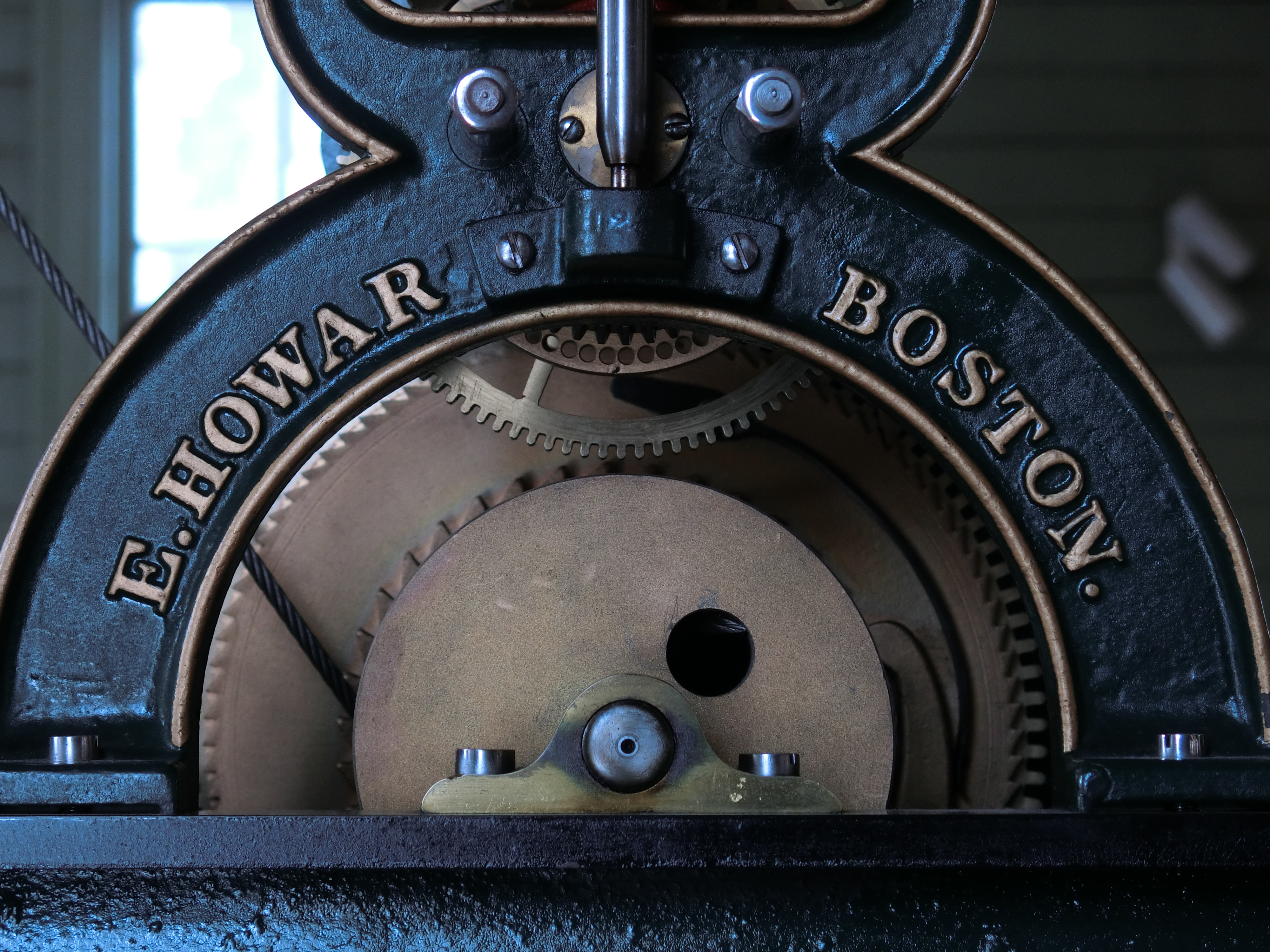 時計台の仕組みを説明するための時計（ちょっとややこしい）。いかにもな年代物感がいい。ISO400ぐらいまでなら安心して使える。ISO400 / F3.2 / 1/80秒 / 21.2mm（100mm相当）