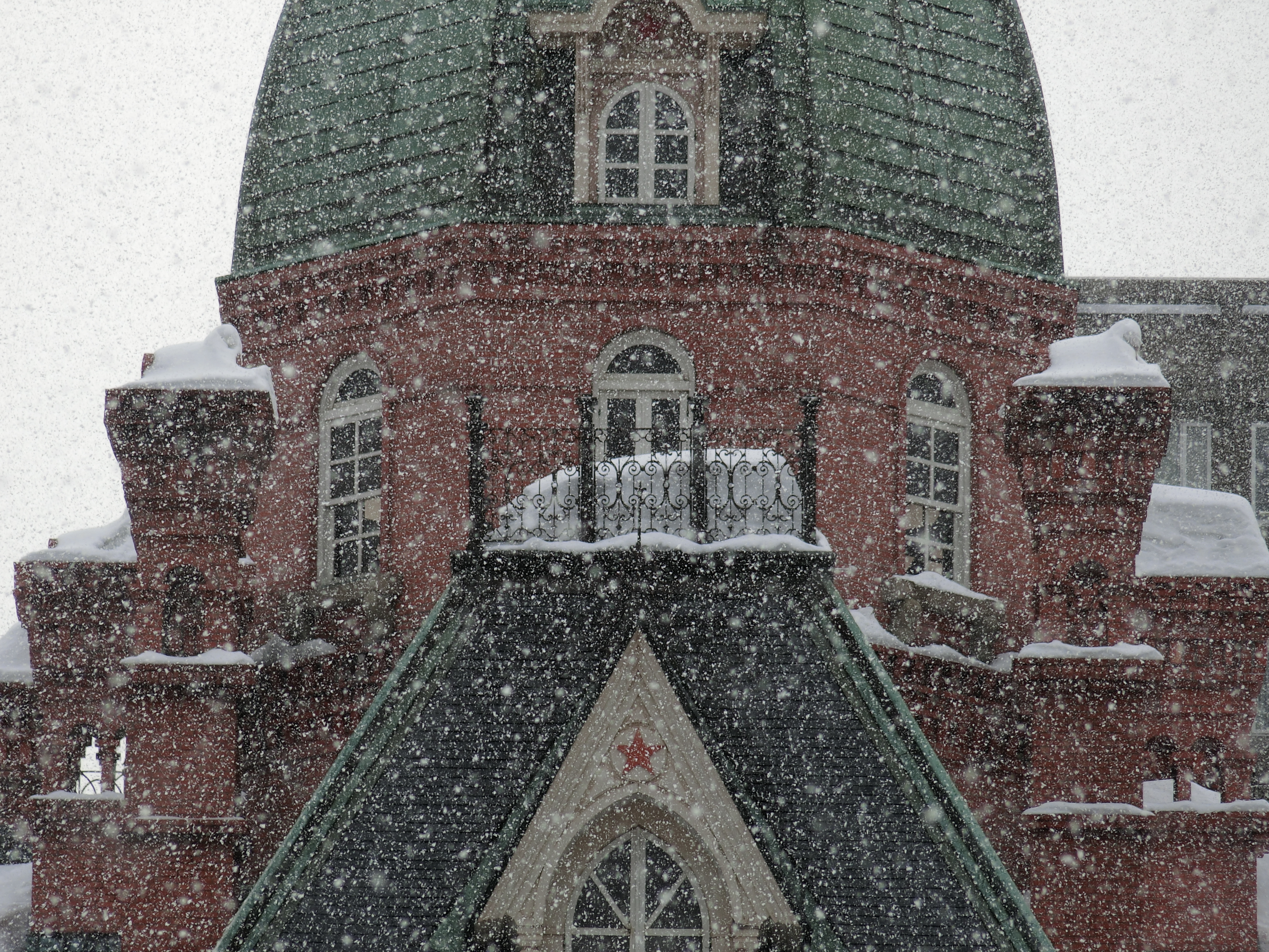 赤れんが庁舎を望遠端で。3月になると晴れる日も多くなるものの、こんな雪に見舞われることもある。この圧縮効果も望遠の醍醐味。ISO80 / F4 / 1/640秒 / 64.2mm（300mm相当）