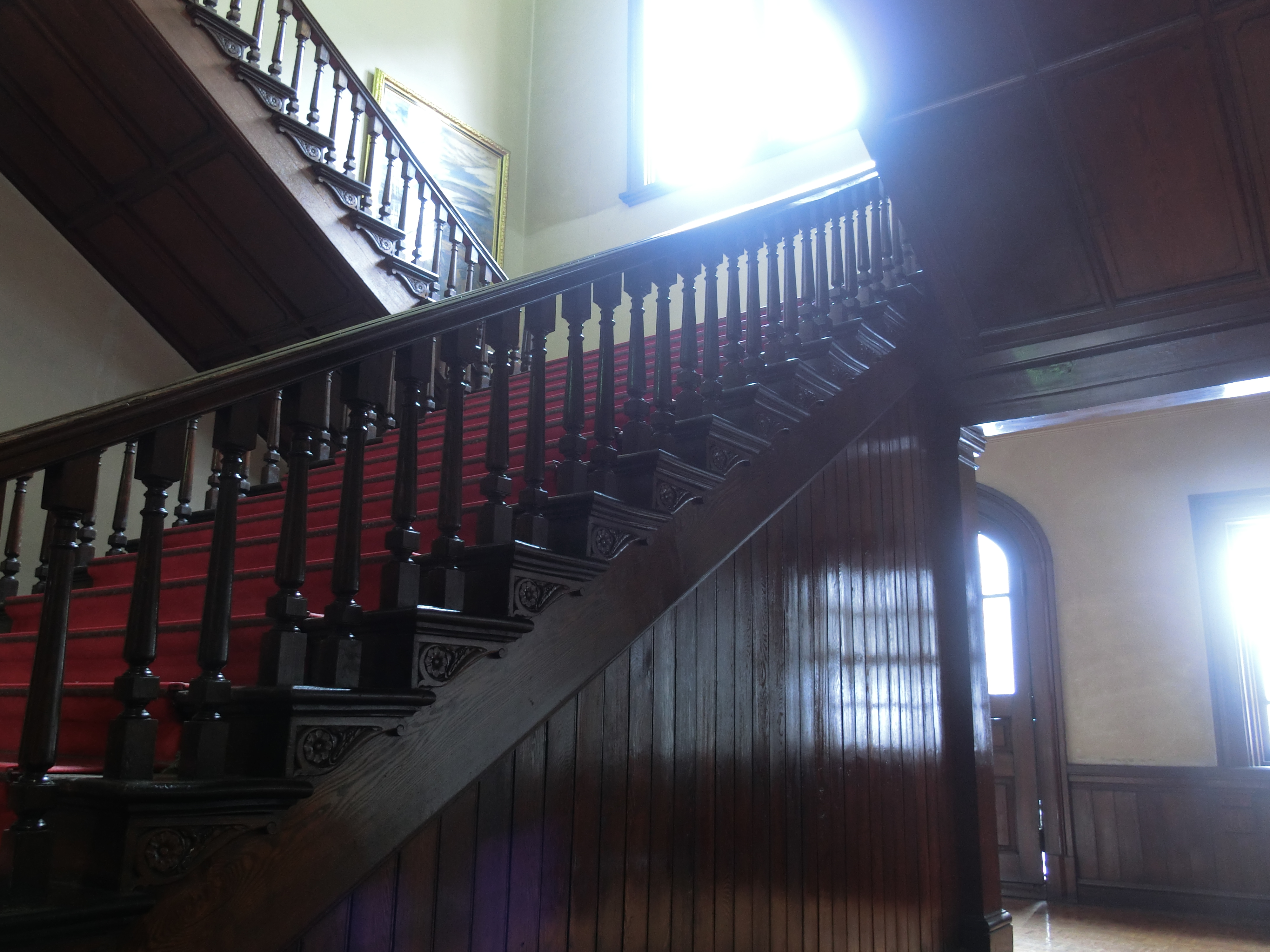 窓から強い外光が入るような条件だと、こんなふうにハレーションが出やすい。ISO400 / F2.8 / 1/20秒 / 6mm（28mm相当）