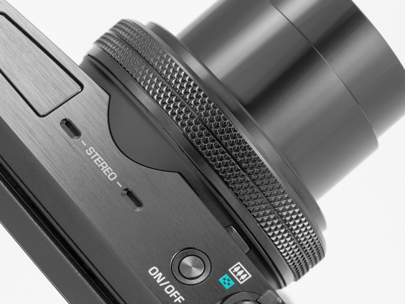 レンズ基部にファンクションリングを備えているのはEX-10と同じ。