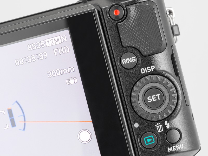 ファンクションリングの機能は、背面の「RING」ボタンで切り替えられる。