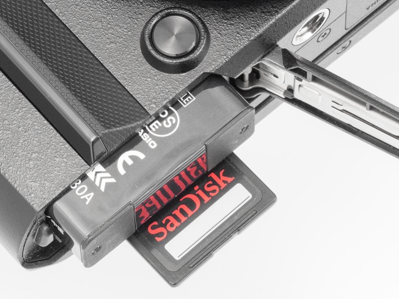 電源のリチウムイオン電池NP-130Aは容量1,800mAh。CIPA基準で約390枚の撮影が可能だ。記録メディアはSDXC/SDHC/SDメモリーカードと48.9MBの内蔵メモリー。