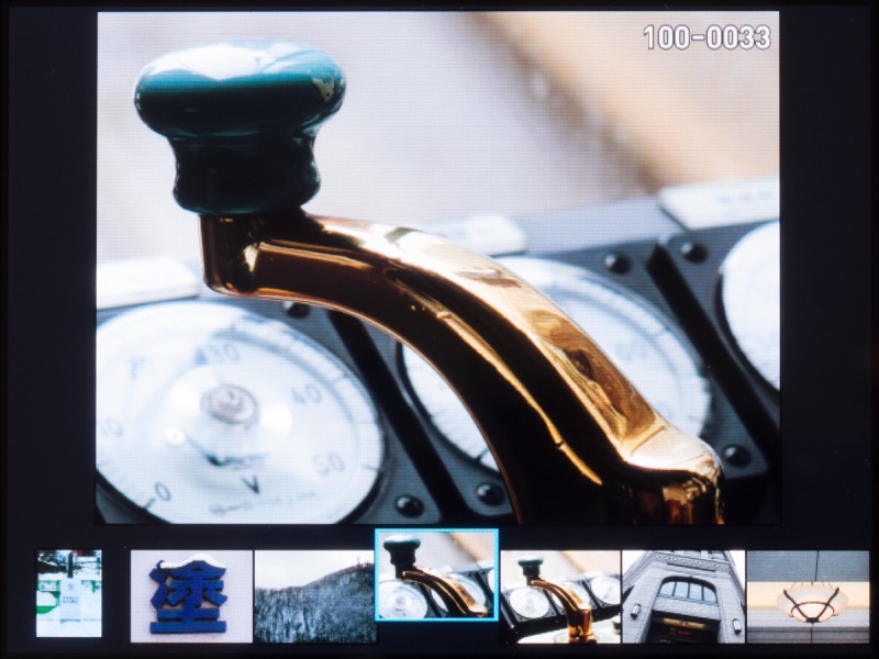 新しく追加された表示モード。前後の計7コマのサムネイルが画面下部に表示される。