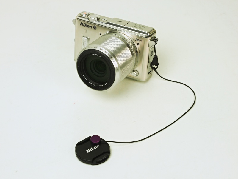 レンズキャップにくっつけて使用。紛失を防止します。