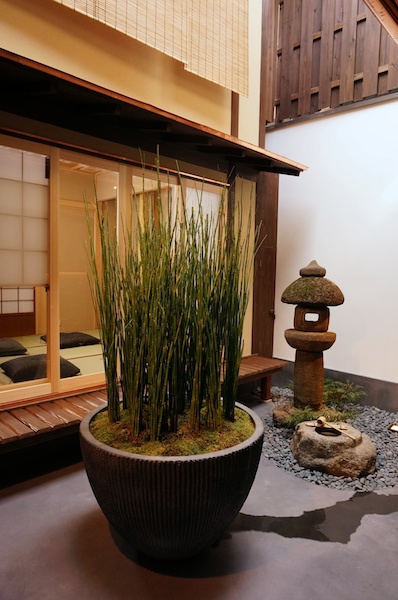 坪庭の石灯籠は改装前の町家からそのまま引き継いでいる