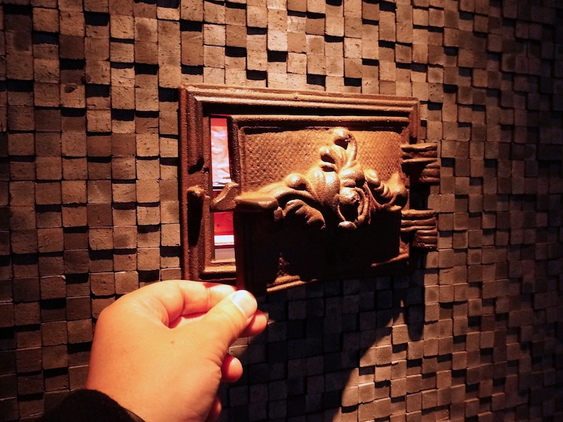 壁面には元の町家にあったかまどのふたが残されていた