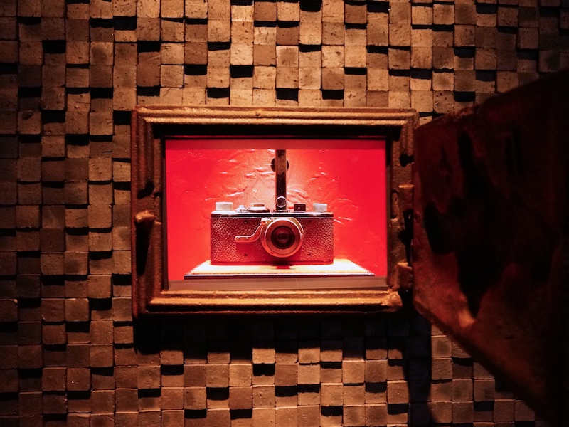 開くと中に、ライカI型が鎮座しているという演出