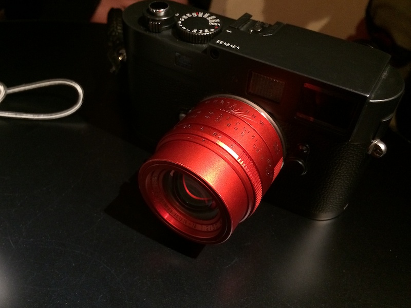 ライカカメラ社主のアンドレアス・カウフマン氏が持っていたライカMには赤いアポ・ズミクロンM f2/50mmが。もちろん非売品で特注。本人曰く「赤が強すぎた」とか