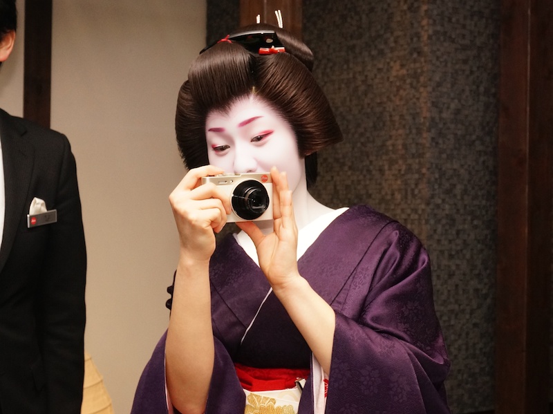 内覧会の様子。芸舞妓さん（右）も登場して盛り上がった