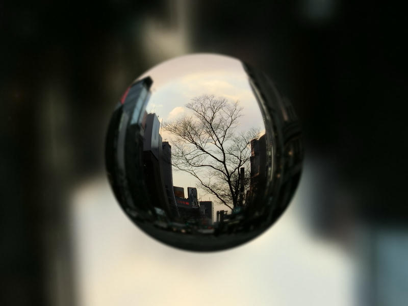 ビルの谷間から空に向かって。普通に撮ると空が飛んでしまうので、露出補正-1EVで撮影。