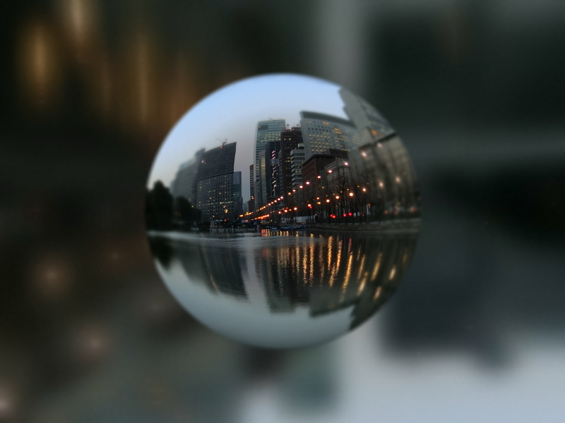 水面に映る街の灯り。まだ完全に日が落ちないトワイライトの撮影が宙玉には向いている。
