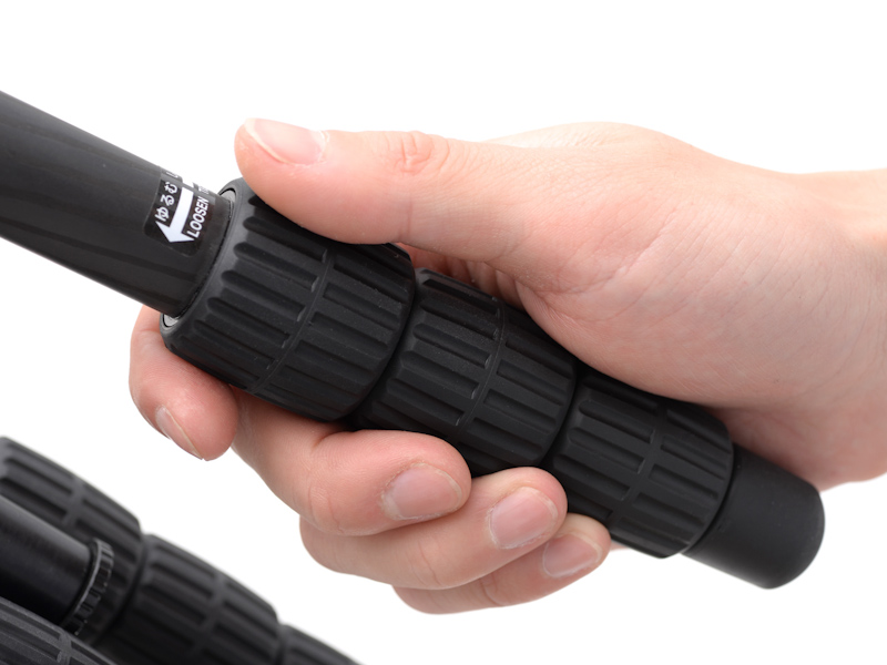 脚はナットロック式の4段