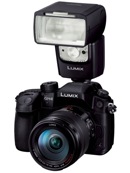 オプションのクリップオンストロボ「DMW-FL580L」（左）とマイク「DMW-MS2」を装着したところ。