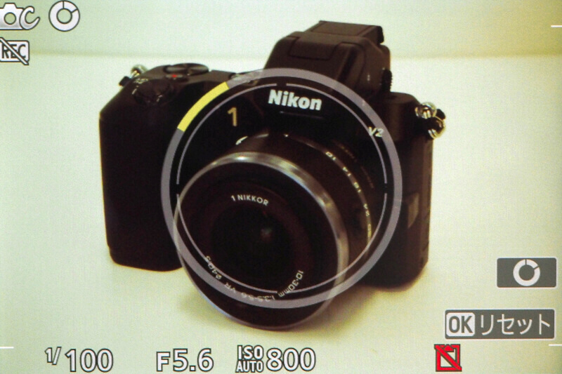 「クリエイティブリング」で色味とコントラストが変化しているところ。画面上のリング回転に応じて彩度・明るさ・ホワイトバランスなどが変化する。製品情報ページに新モードの解説動画あり