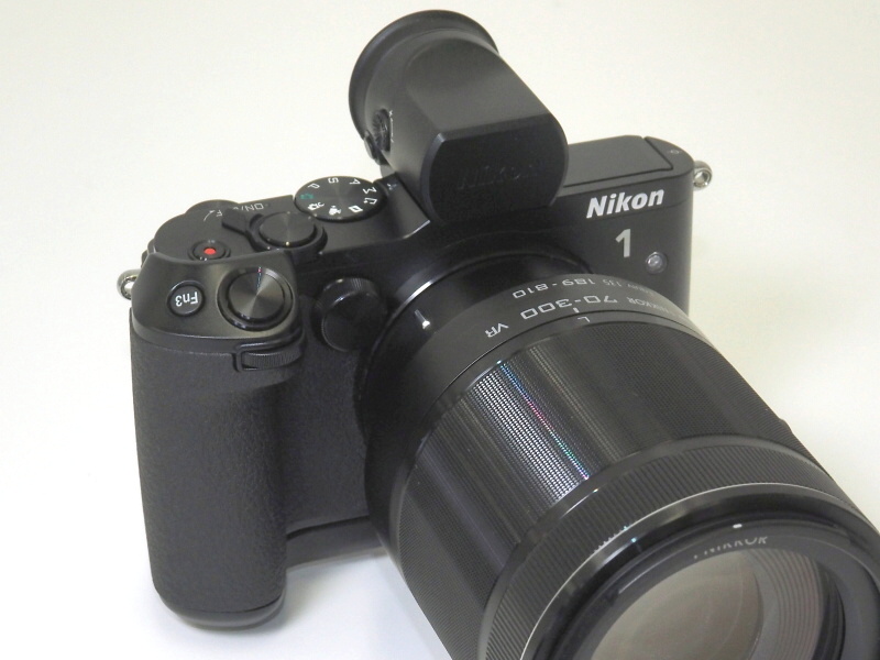 グリップ「GR-N1010」（単体税別1万7,000円）使用例。EVFと70-300mmレンズを装着