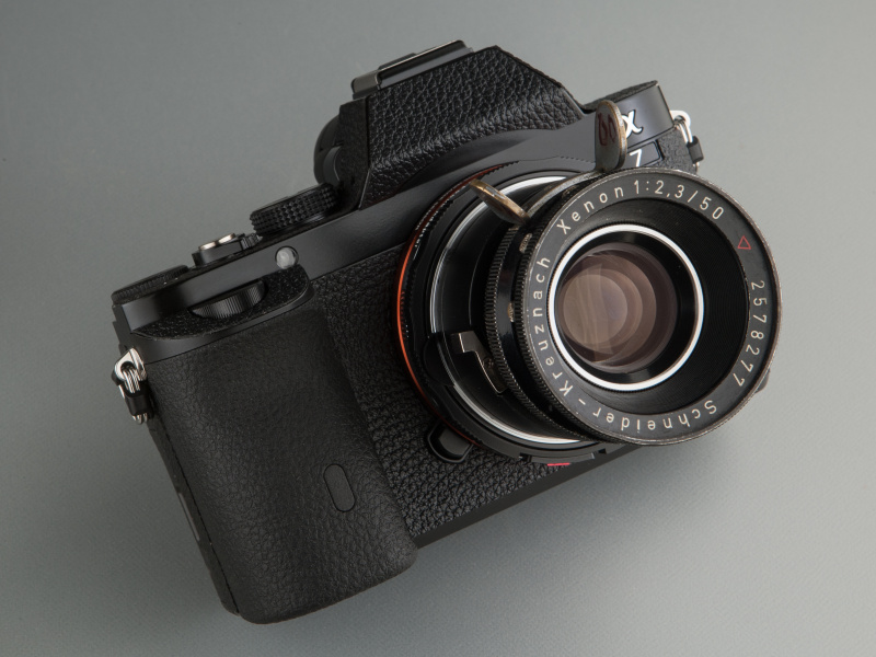 ペンタ部のロゴが隠れるだけで、カメラの印象がずいぶんと変わって見える