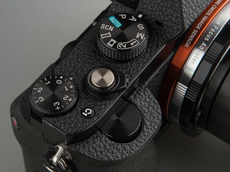 軍艦部の貼り革は、ボタンやダイヤルの位置を正確にカットしてある