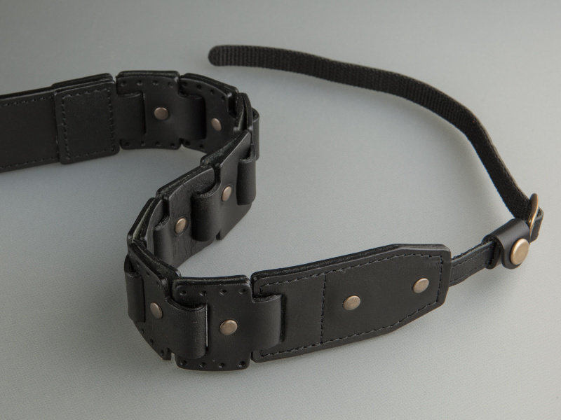 名称ではチェーンとなっているが、どちらかと言えばキャタピラに近いデザインだ