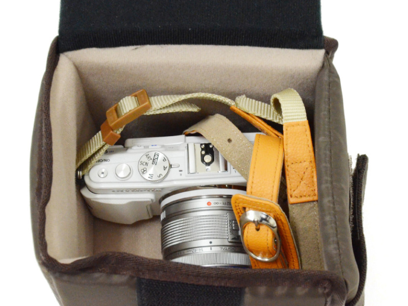ミラーレスなら小さいインナーだけでも十分。そのぶん他の荷物が入ります