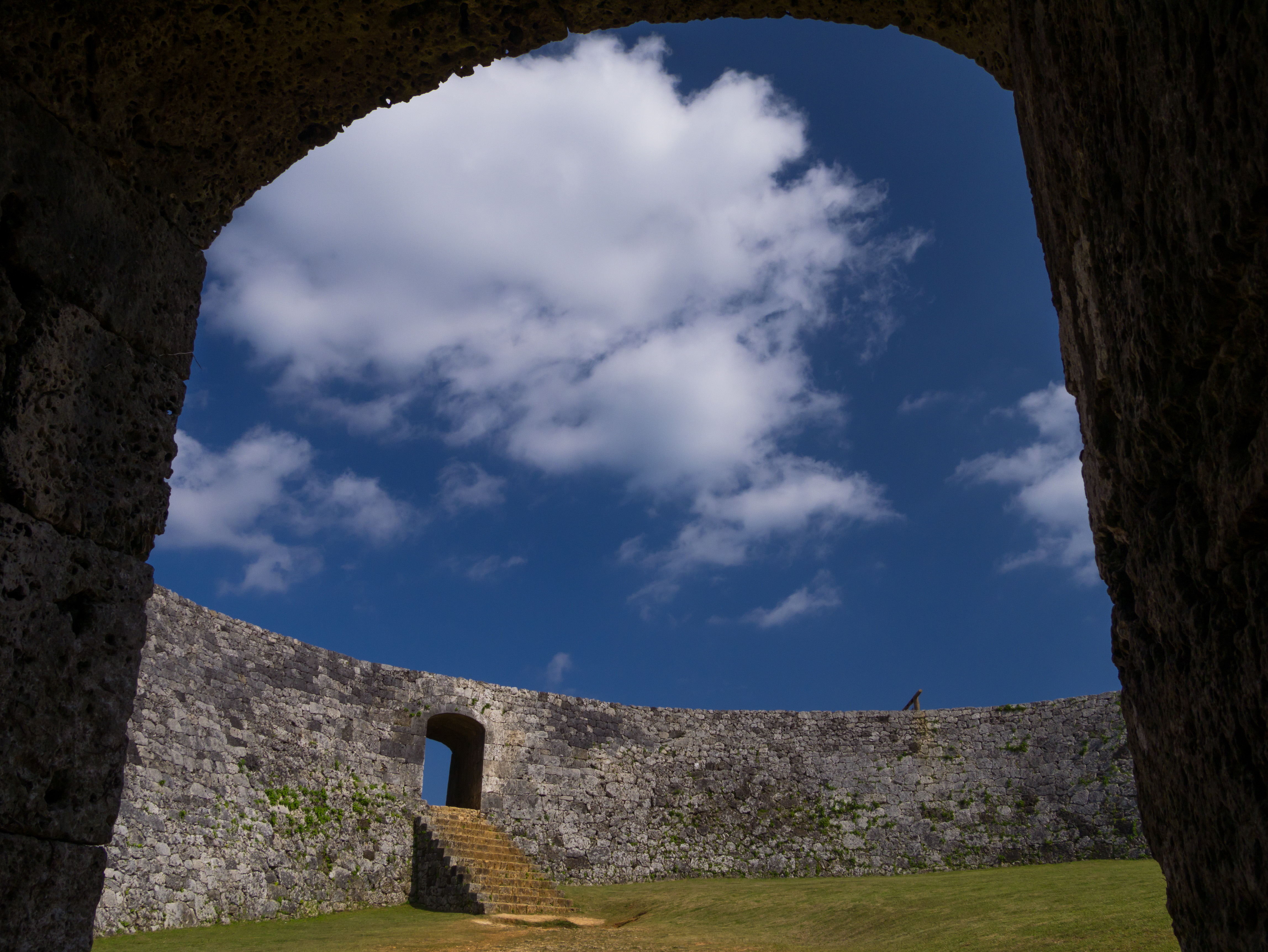 F8まで絞り込むことで、近景から遠景までをシャープに描写。解像感とトーンの再現性は上々。暗部がつぶれることなく、中間調からシャドウまでの階調が滑らかに表現できている。DMC-GX7・LUMIX G VARIO 14-140mm/F3.5-5.6 ASPH./POWER O.I.S.　F8　1/500　-1EV　ISO200　WB:晴天　14mm