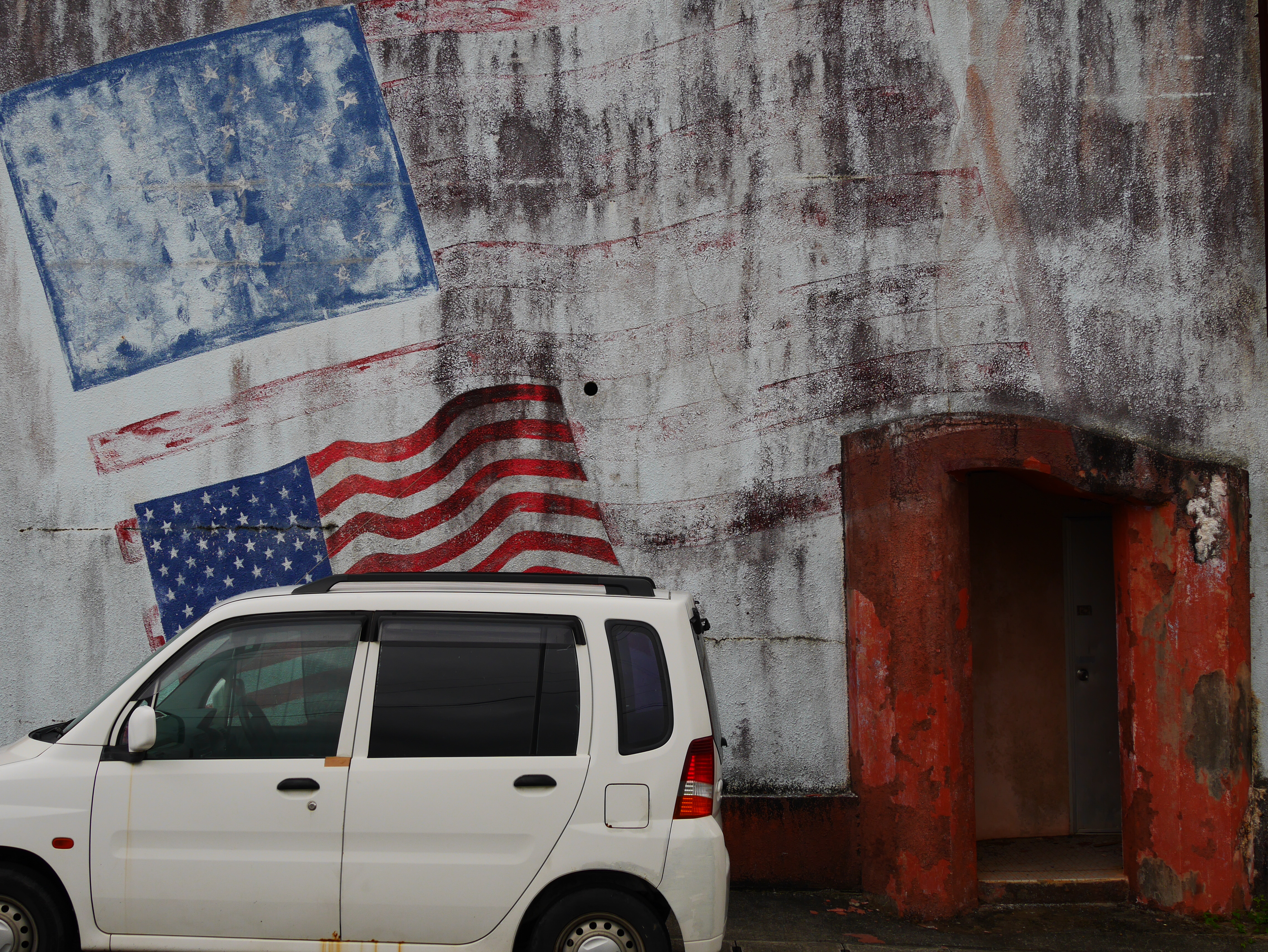 建物の真正面に立って、水平垂直を保ちながら壁面を複写する感覚で撮影。クリエイティブコントロールの「ポップ」を選ぶことで、壁面のテクスチャを際立たせている。LUMIX DMC-GX7　LUMIX G VARIO 14-140mm/F3.5-5.6 ASPH./POWER O.I.S.　F8　1/320　-0.7EV　ISO200　WB:オート　26mm