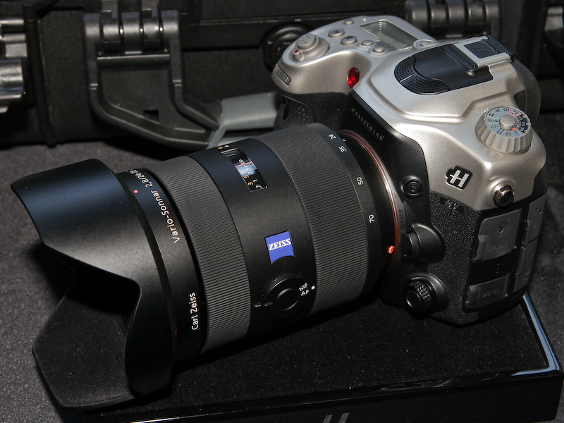HVは標準ズームレンズ「Vario-Sonnar T* 24-70mm F2.8 ZA SSM」がセットになっている。