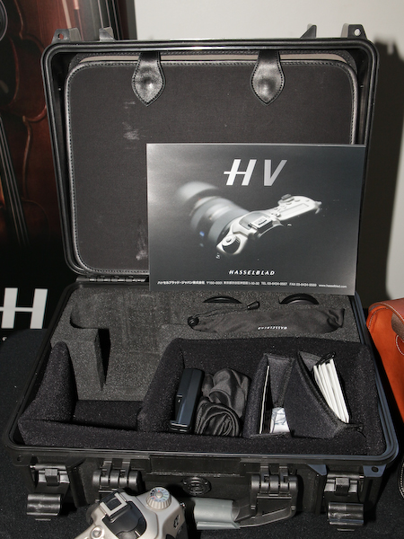 専用のハードケースも付属する。