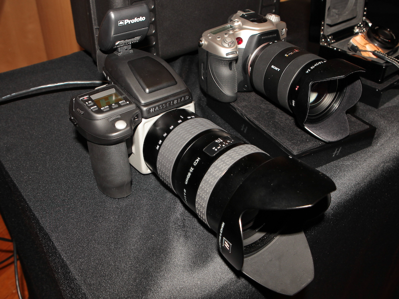 H5D-50c（左端）。価格は税別288万円（本体とデジタルバックのみ）