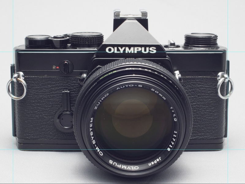 シフト無し：被写体であるカメラの天面が見えるアングルから撮影。撮影カメラが斜め上から被写体を見下ろしているので、被写体であるカメラにパースがついてしまい逆台形になってしまっている。