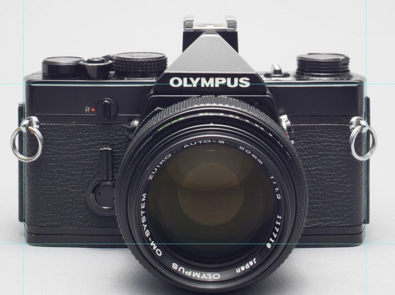 シフト有り：被写体であるカメラと撮影カメラを平行にして撮影することで、被写体であるカメラにパースが付かずに正しい長方形として撮影することができた。ただしそのままではフレームの中心に被写体を捉えることができないので、レンズを下方向にシフトしている。