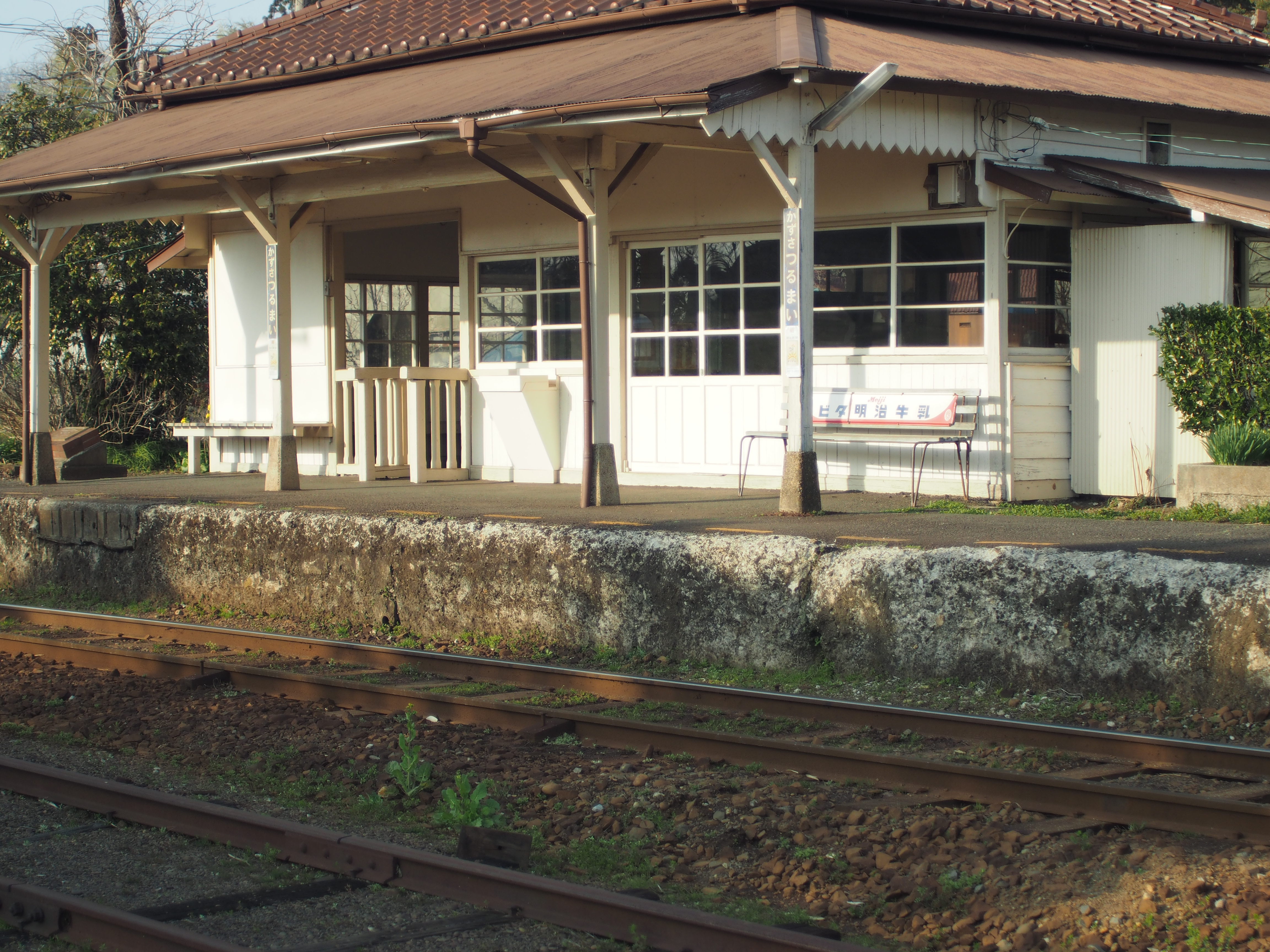 シフト無し：建物に対してカメラを平行（地面に対して被写体もカメラも垂直）にして撮影。建物は垂直に写っているが、屋根がフレーム内に収まらず切れてしまった。1/1,600秒 / F8 / +0.3EV / ISO200 / 絞り優先AE