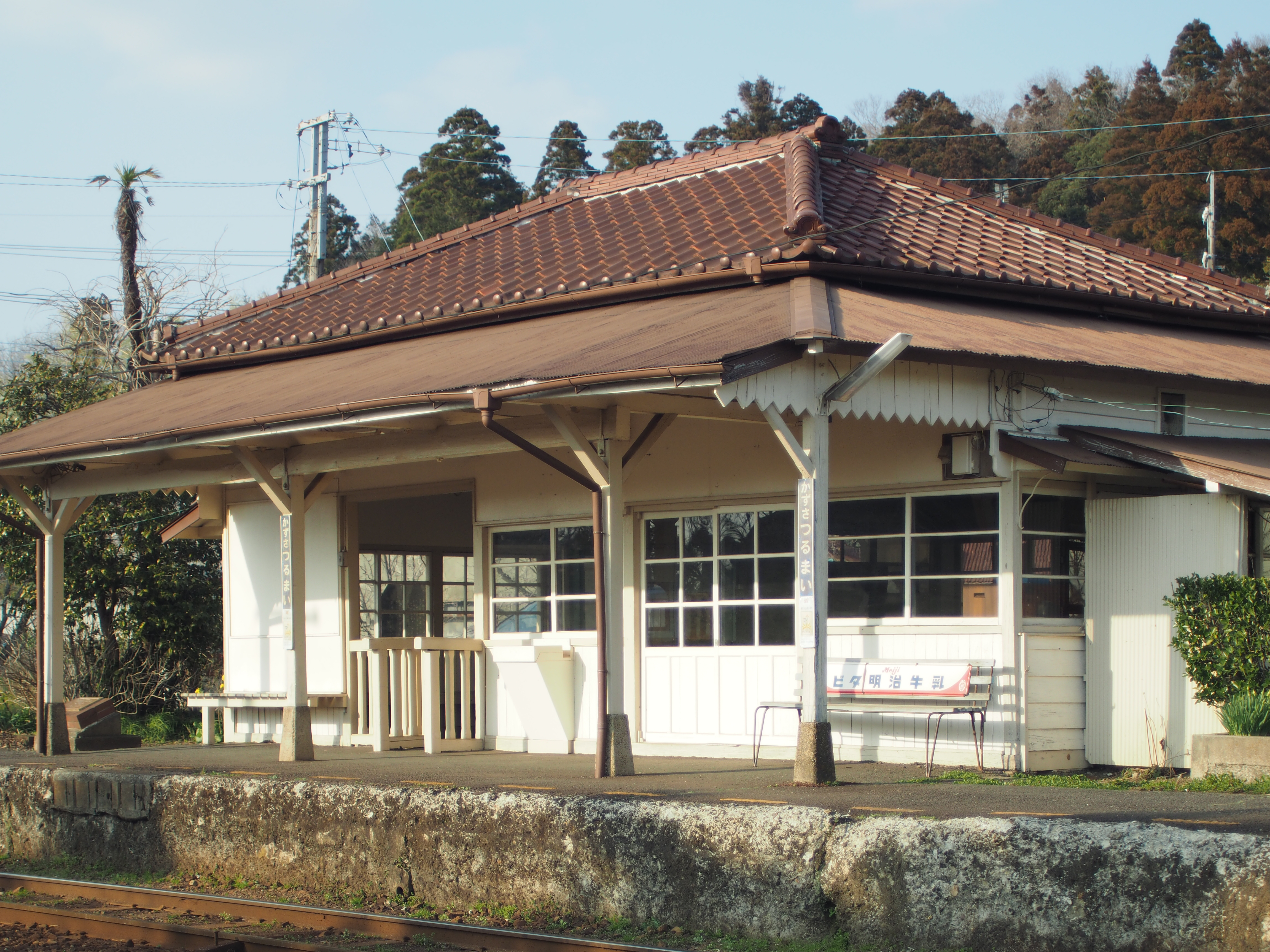 シフト有り：建物がフレーム中心に収まるように、レンズを上方向にシフトして撮影した。これによって建物の歪みの原因となる、レンズをあおっての撮影をすることなく建物全体を捉えることができた。1/1,600秒 / F8 / +0.3EV / ISO200 / 絞り優先AE