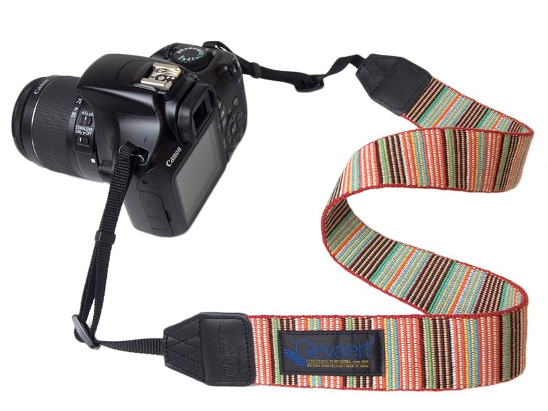 華やかな色合いが賑やか、ファッションのアクセントにもなりそうなレッド。