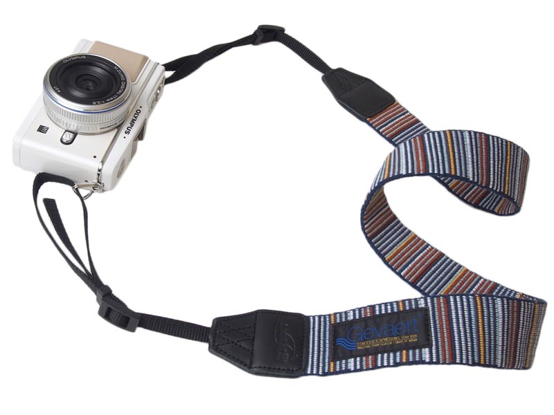 男性でも似合う色合いで、強調されたストライプががクールな印象を与えるブルー。