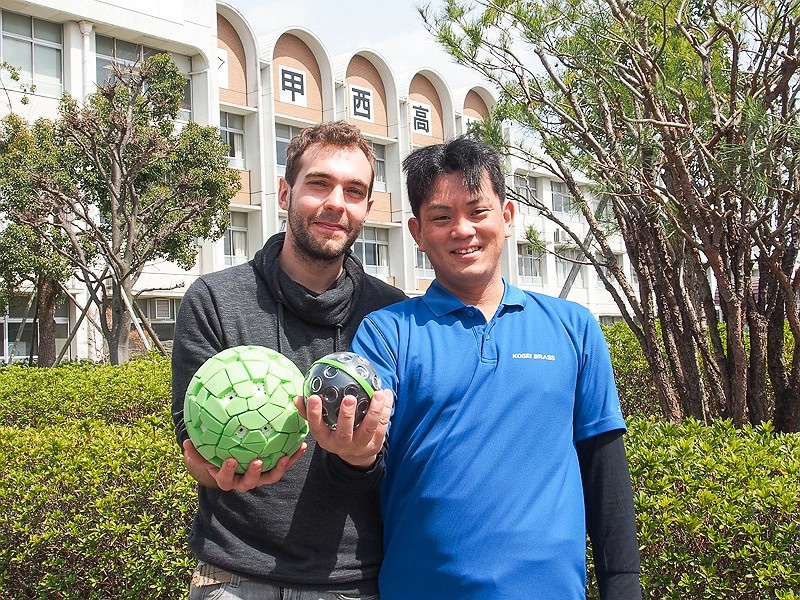 今回の撮影会のために来日したPanonoのSarah Schulze Darup氏（左）。右は藤井教諭