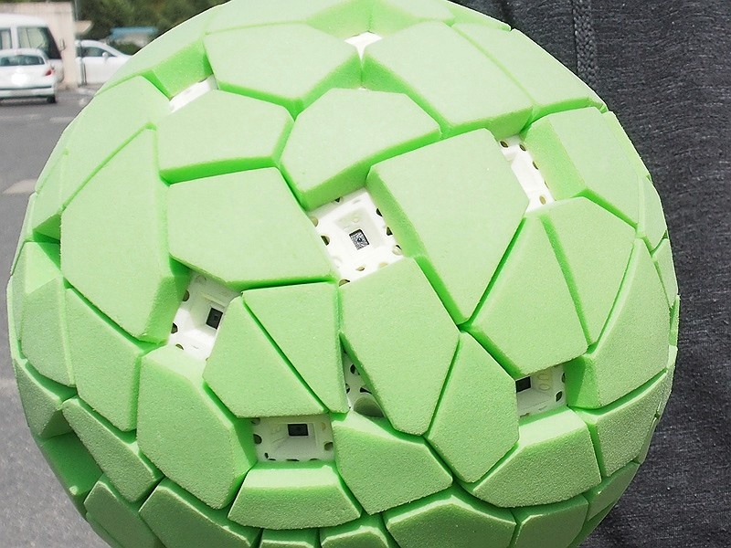 プロトタイプなので大ぶりのボディとなり見た目もあまり良くないが、36個のカメラが搭載され、それぞれが撮影した1枚1枚の写真を、独自のアルゴリズムで全天球の画像に合成する