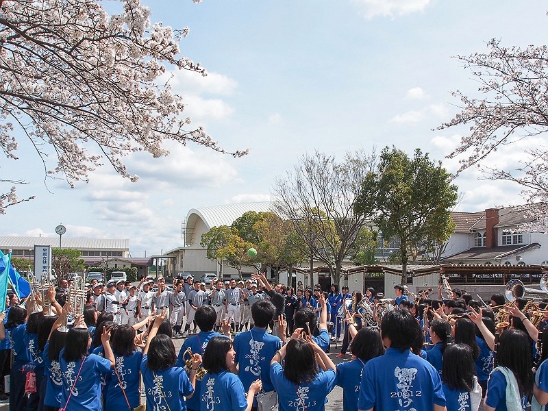 校内にいた他の部の生徒を集めたり…