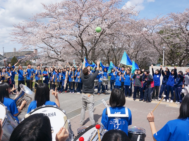 撮影の様子。このようにボールを上空に放り投げて撮影。撮影できたかどうかは、電子音で分かるようになっていた