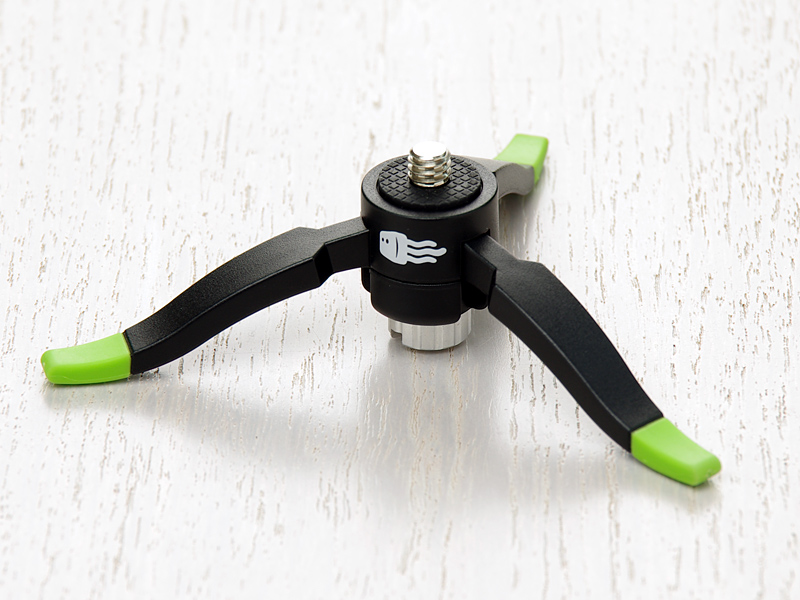 動画撮影時には畳んだ状態でグリップとしても利用できるという