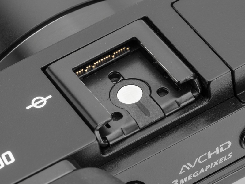 NEX-6には付属していたマルチインターフェースシューのカバーが別売になっている。端子が見えるのが落ち着かない人はシューキャップFA-SHC1Mを買うか、水準器を付けるといい。